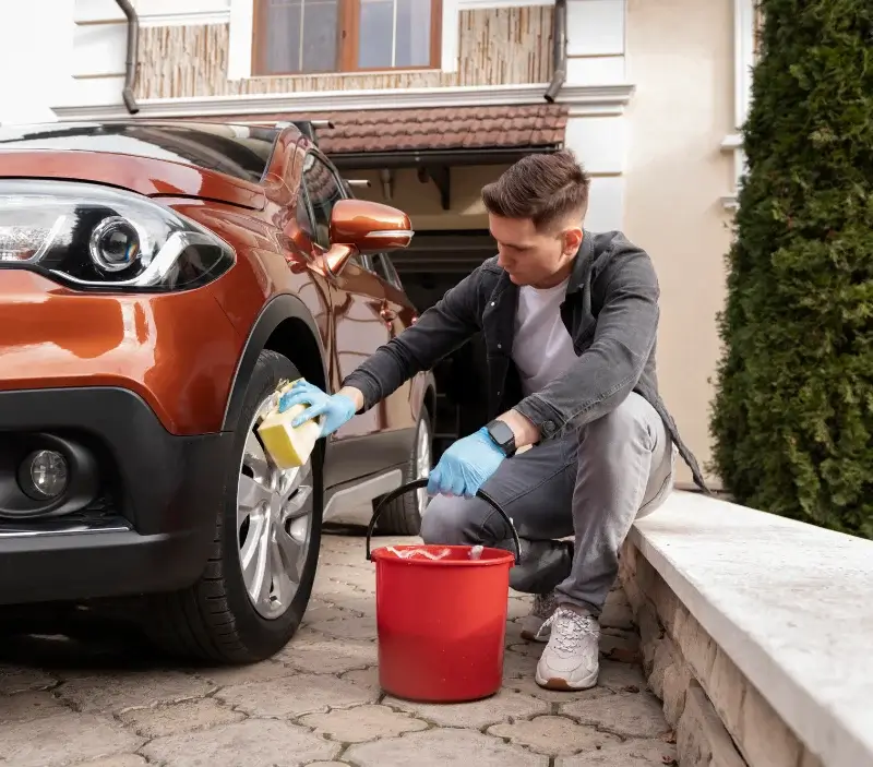 Lavage auto à domicile Saint-Pierre-de-Cormeilles : professionnel intervenant sur un véhicule